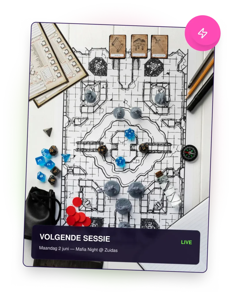 Bordspelstrategiekaart op tafel met dobbelstenen, miniaturen, speelstenen, kaarten en notitieblok voor een tabletop game sessie.